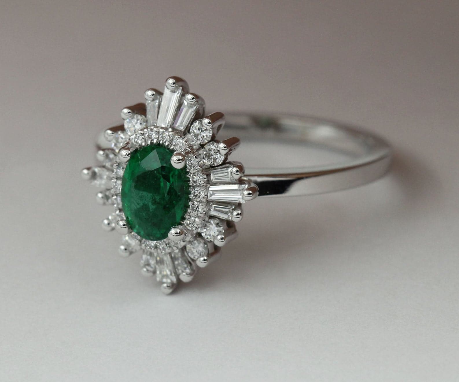 Oval Gatsby with Emerald